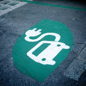 Ein Zeichen auf dem Boden, welches aufmerksam macht, dass es sich um einen Aufladeplatz für Elktroautos hält.