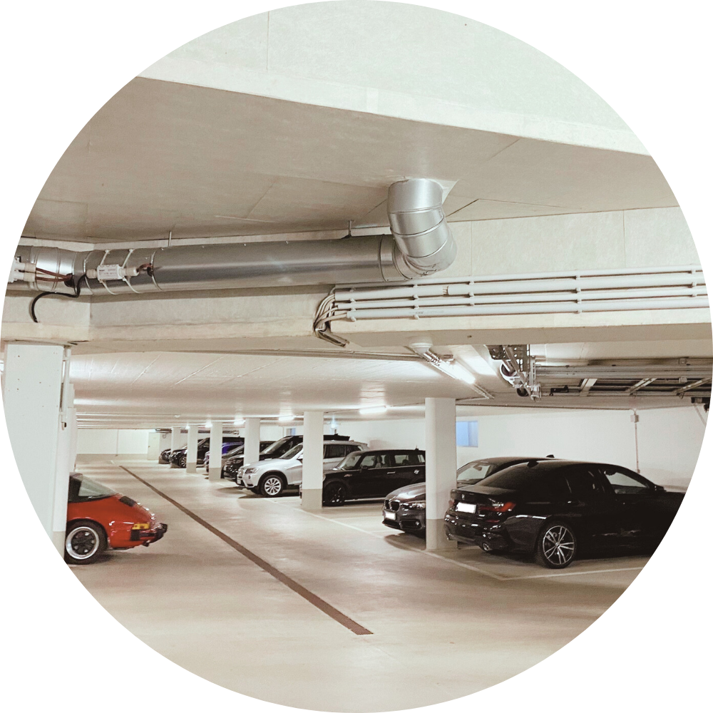 Tiefgarage einer Berliner WEG für die eine Ladeinfrastruktur geplant wurde und in welcher mehrere Autos geparkt sind