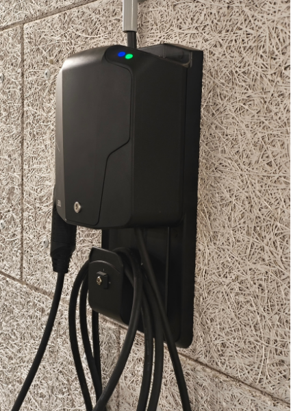 Bestehende Wallbox mit Anschlussleitung an einer Garagenwand